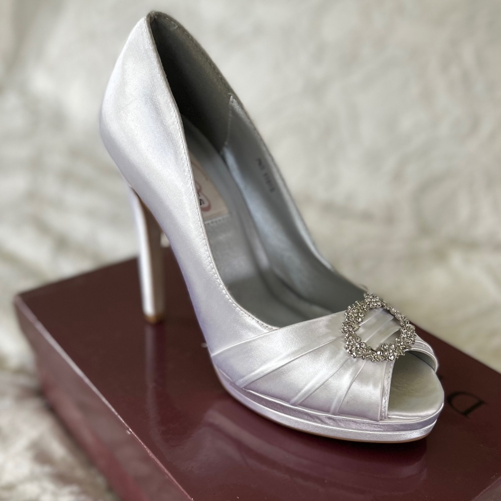 NIB 7.5  White Satin